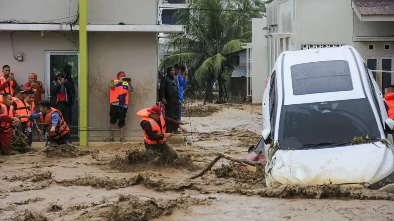 فيضانات إندونيسيا وتايلاند وسريلانكا تقتل أكثر من 900 شخص وتثير أزمة اقتصادية